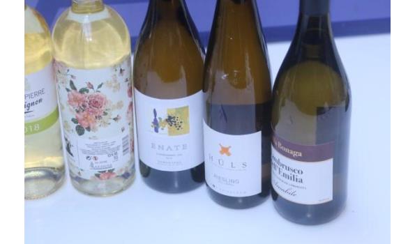 8 flessen diverse witten wijnen